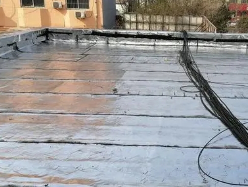 怀化市卫生间漏水维修公司分享下怀化市屋面楼顶防水刚性防水层施工要点。